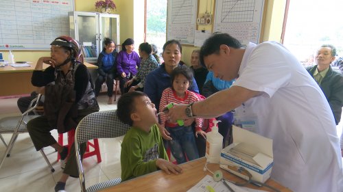 Bệnh viện Phổi Thanh Hóa khám sàng lọc phát hiện bệnh phổi tắc nghẽn mãn tính và bệnh hen phế quản cho người dân xã Vân Sơn.